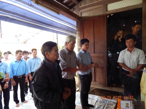 các thành viên theo đoàn và thành viên của CLB Vovinam huyện Eka, Dray Sap dâng hương